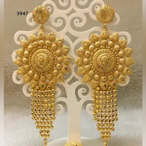 2 gram gold plated earrings.